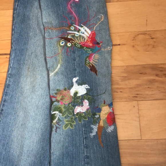Azita embroidered cropped jean size 6. - Picture 4 of 11